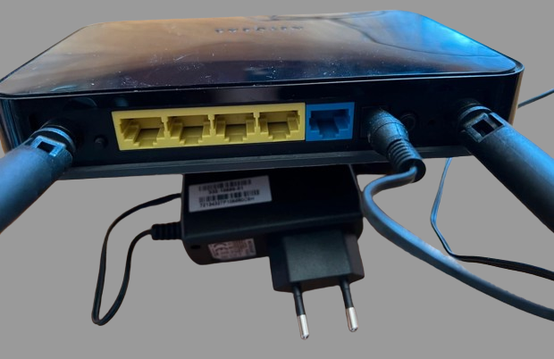 NETGEAR JWNR2010 - Routeur sans fil - commutateur 4 ports - Wi-Fi - 2,4 Ghz